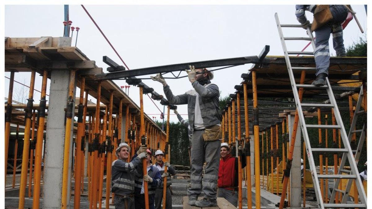 Imagen de archivo de trabajadores en la construcción de una obra.