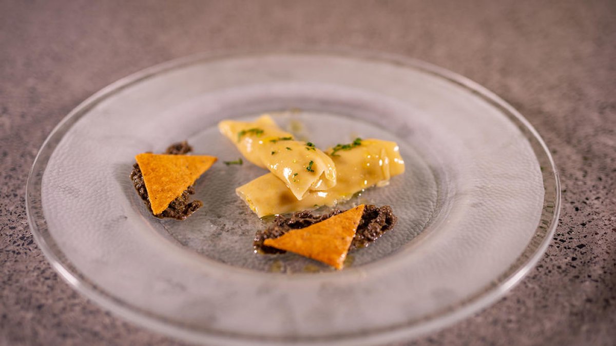 El plat es presenta muntant les diverses elaboracions i decorant amb brots i esferificacions d'oli aromàtic de llimó.