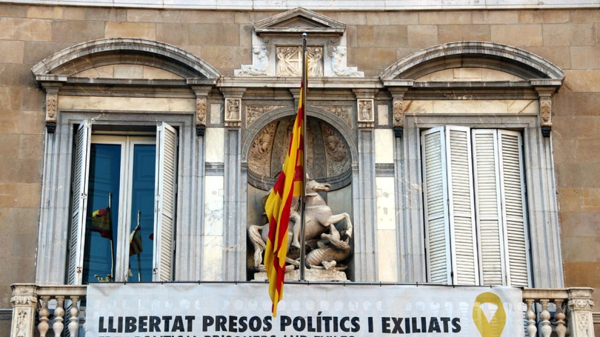 La pancarta amb el llaç groc en suport als presos independentistes penjada al Palau de la Generalitat