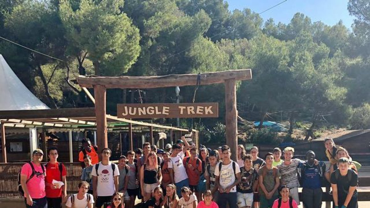 Unos 50 jóvenes participan en la salida en el Jungle Trek de Tarragona con la Agenda Jove