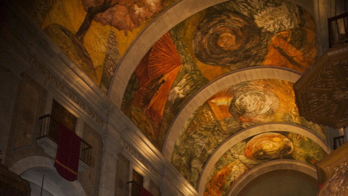 El pintor en la iglesia de Tàrrega donde pintó los frescos. 