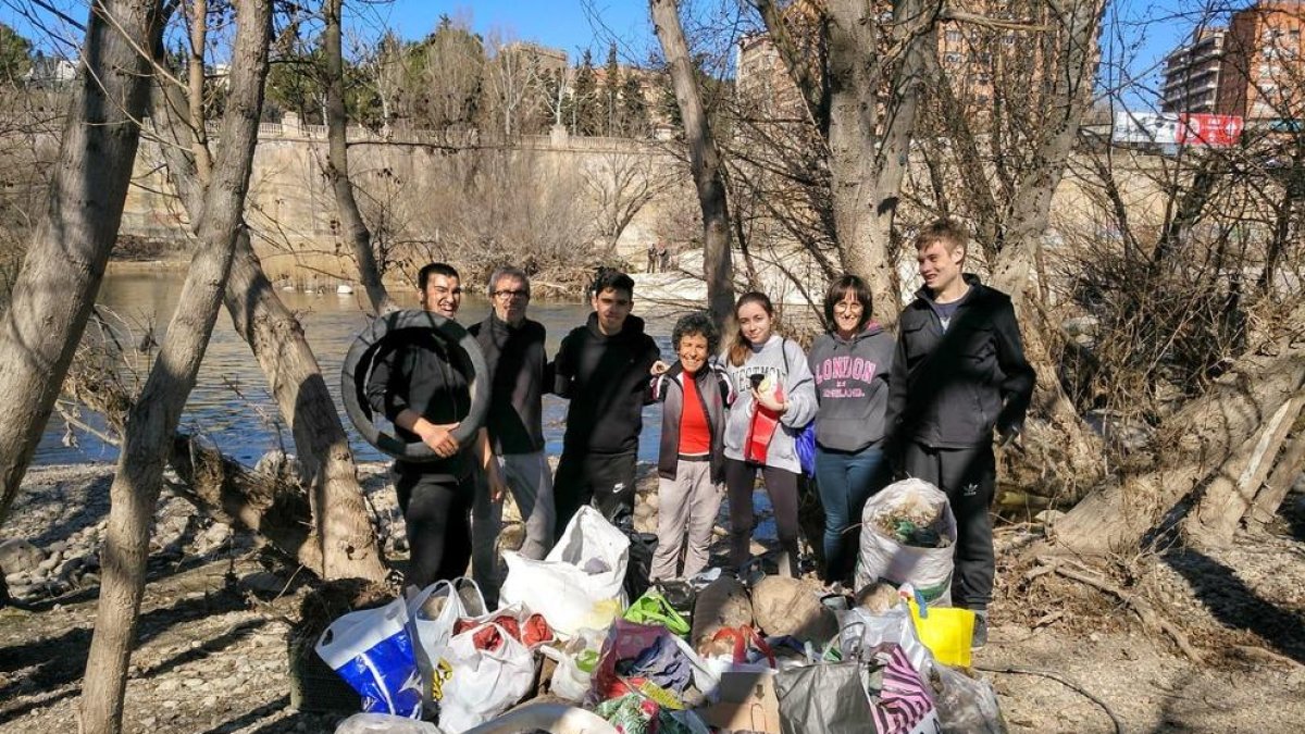 Miembros de la ONG Osmon con la basura recogida ayer. 