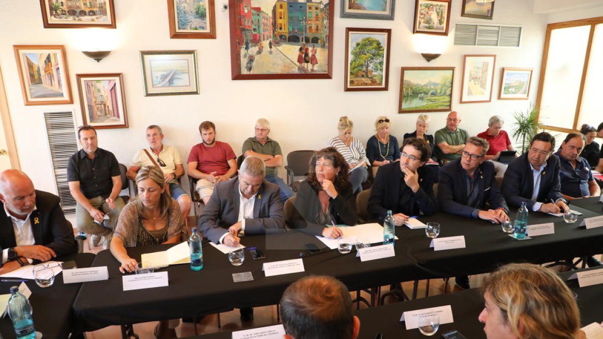 Jordà se ha reunido con alcaldes y agricultores en el ayuntamiento de Flix.