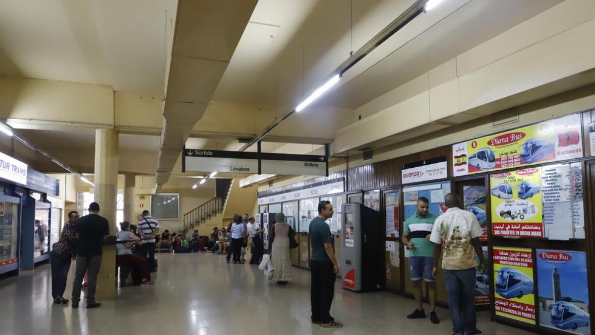 Imatge de l’interior de l’estació, al vestíbul, on usuaris esperaven ahir o compraven els bitllets.