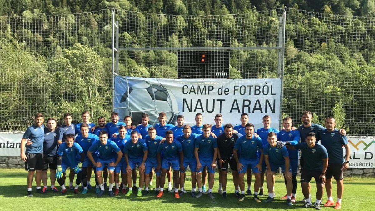 Plantilla y cuerpo técnico se hicieron la foto de familia en el campo de Garòs.