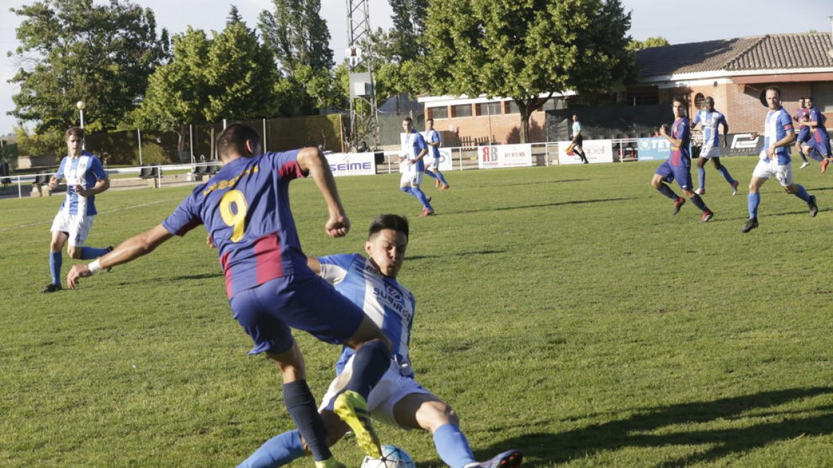 Un jugador del Soses y otro del Torregrossa pelean por un balón, ayer durante el partido.