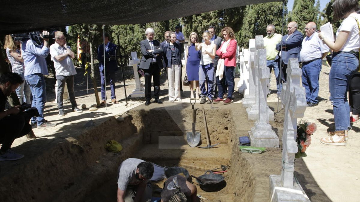 Recuperen cinc cossos de la fossa de la Guerra Civil a Alguaire