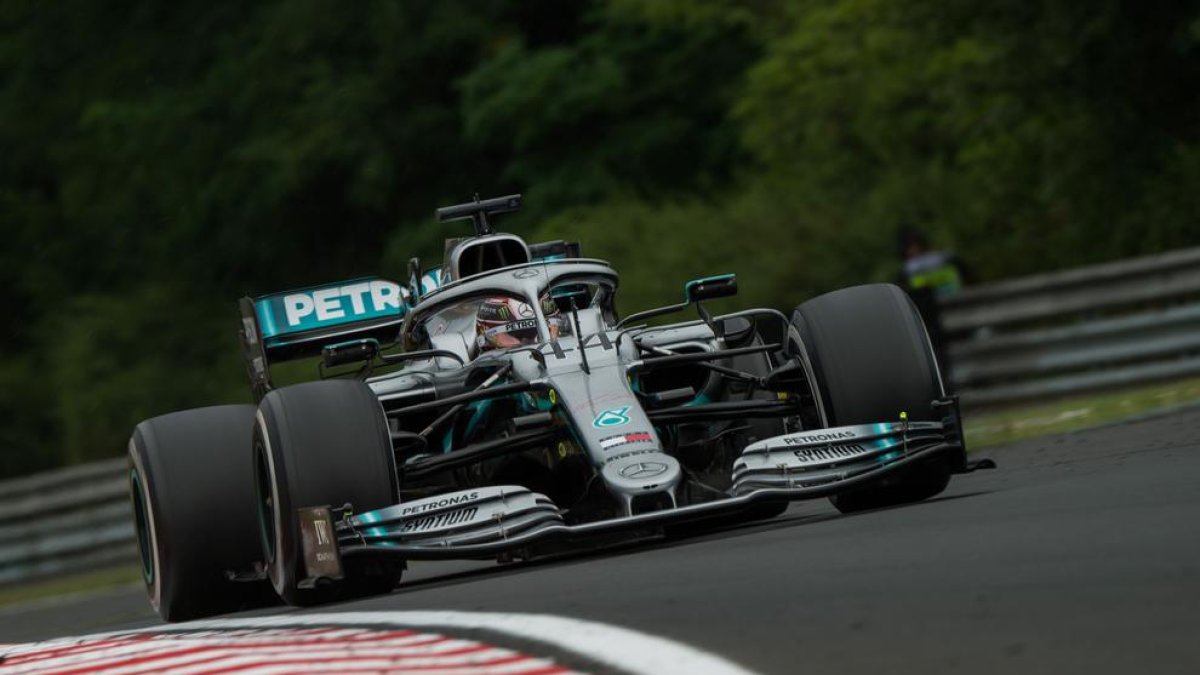 Lewis Hamilton durante la sesión matinal del Gran Premio de Hungría, donde marcó el mejor crono.