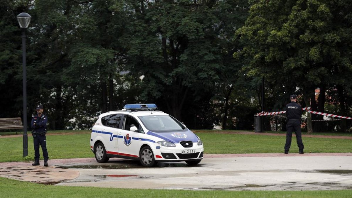 Agentes de la Ertzaintza custodian la zona en el parque de Etxebarria donde se produjo la violación.