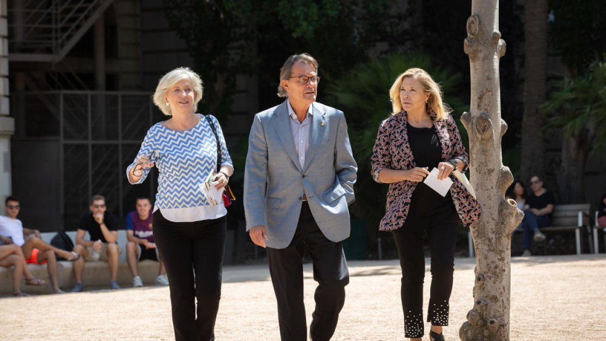 Irene Rigau, Artur Mas i Joana Ortega, ahir, minuts abans de la compareixença a Barcelona.