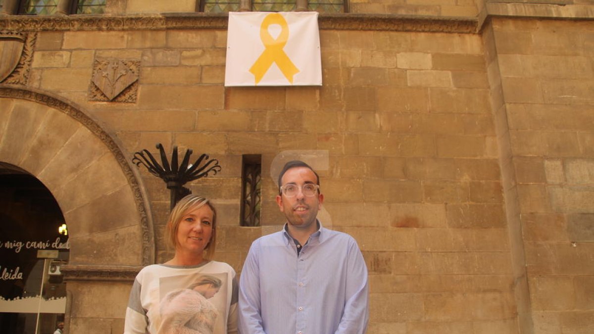 Los concejales del PP, Xavi Palau y Marisa Xandri, ayer al lado del lazo.