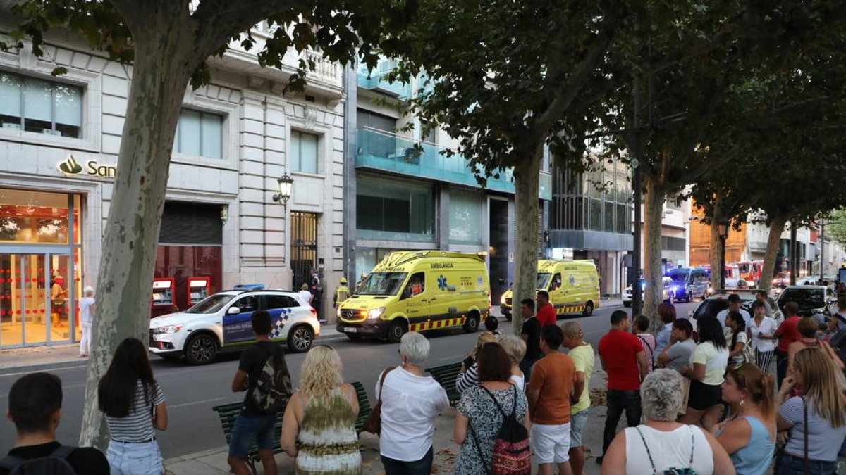 Edifici - El tràgic accident es va produir al número 31 de l’avinguda Francesc Macià. La nena es va precipitar al buit després de trencar-se una claraboia.