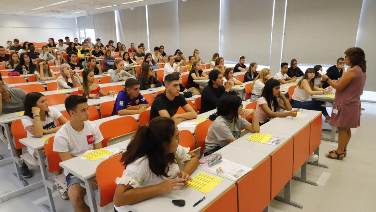 Los alumnos esperan recibir los exámenes de las PAU ayer en el campus de Cappont de la UdL. 