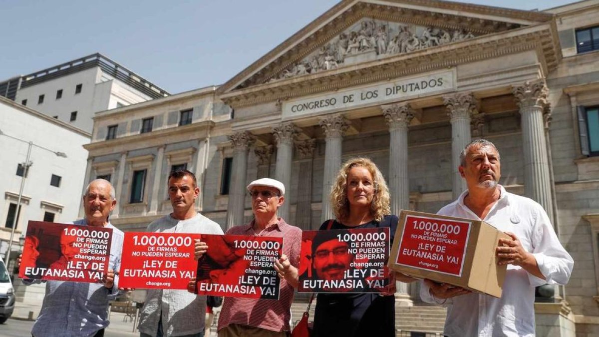 La plataforma Change.org va entregar al juliol un milió de firmes per l’eutanàsia al Congrés dels Diputats.