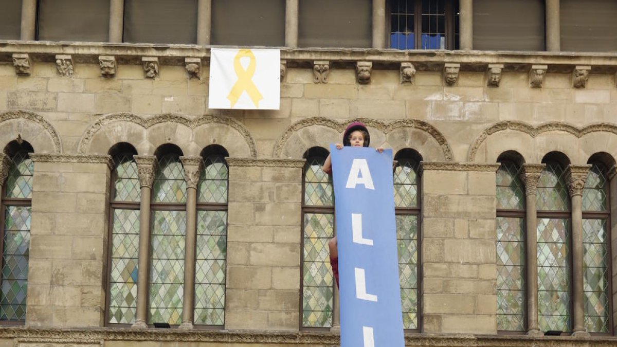 Els Castellers de Lleida van aixecar un pilar a la plaça Paeria i van desplegar el lema de la campanya.