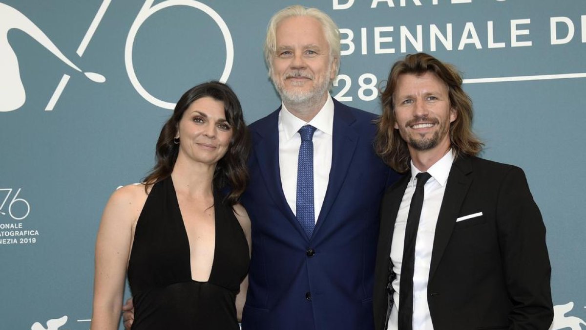 Els actors Hannah Chodos, Tim Robbins i Jeremie Loncka, ahir al ‘photocall’ de la Mostra.