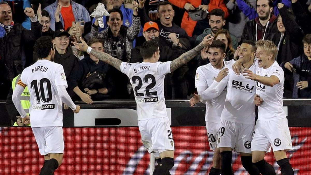 Rodrigo celebra amb els seus companys l’1-0, ahir a Mestalla.
