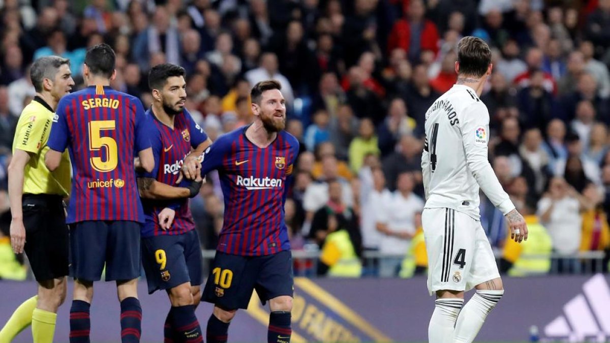 Leo Messi s’encara amb Sergio Ramos després de ser agredit pel defensa blanc dissabte passat.