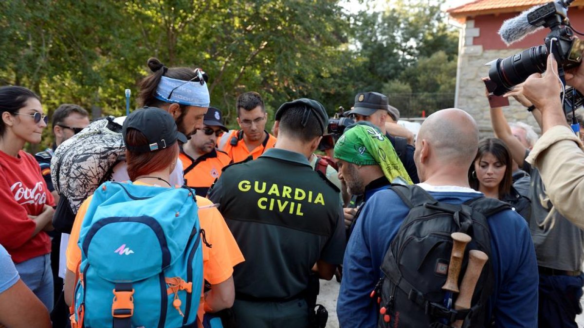 Un grupo de personas que participó ayer en la búsqueda de Blanca Fernández Ochoa.