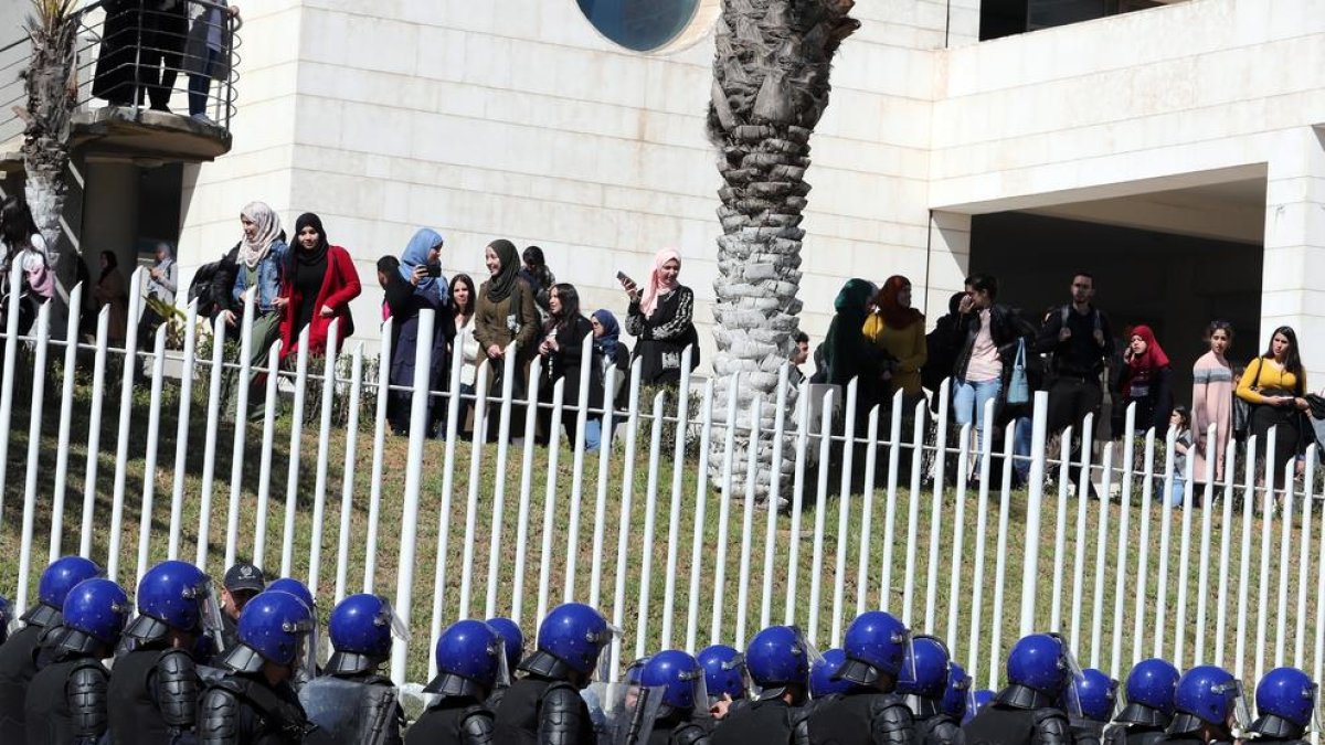 Policies algerians controlen una protesta d’estudiants a la Universitat d’Alger, ahir.