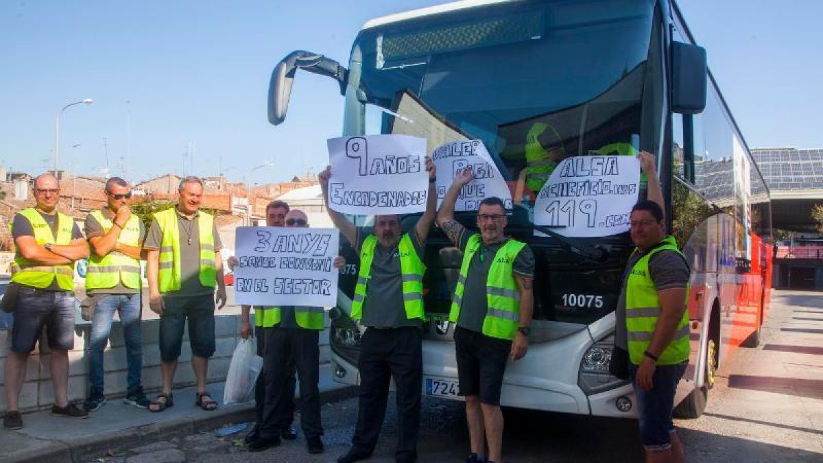 Algunos de los chóferes de Lleida ayer en la estación de buses de Tàrrega. 