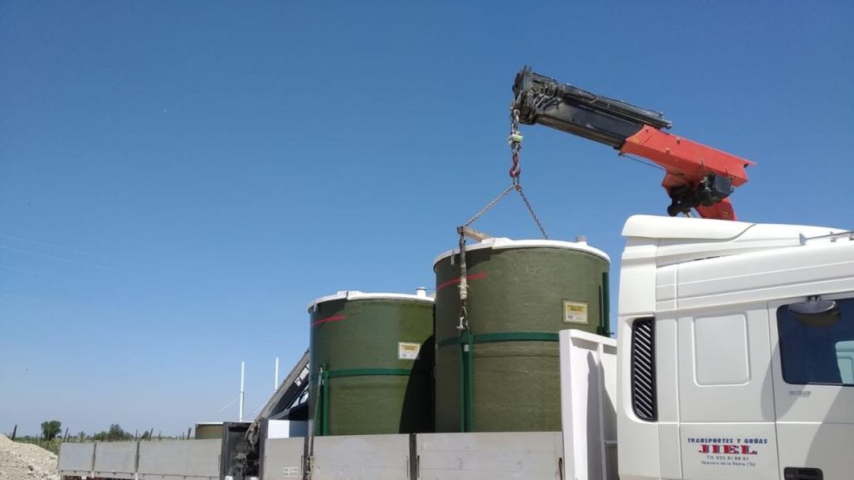 Un camión se lleva unos contenedores con restos de animales de una granja de Lleida.