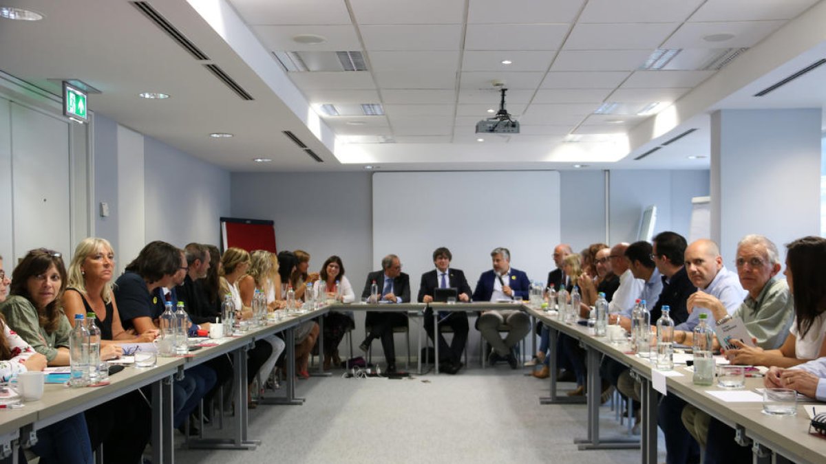 En Bruselas  -  Carles Puigdemont, el president Torra y el nuevo líder de JxCat en el Parlament, Albert Batet, presidieron ayer una reunión de la formación en Bruselas para estudiar la respuesta ante la sentencia del 1-O y encarar el nuevo curso ...