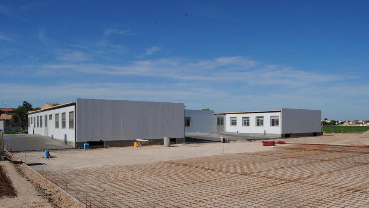 El nuevo centro educativo, frente a las obras de construcción de la pista polideportiva.