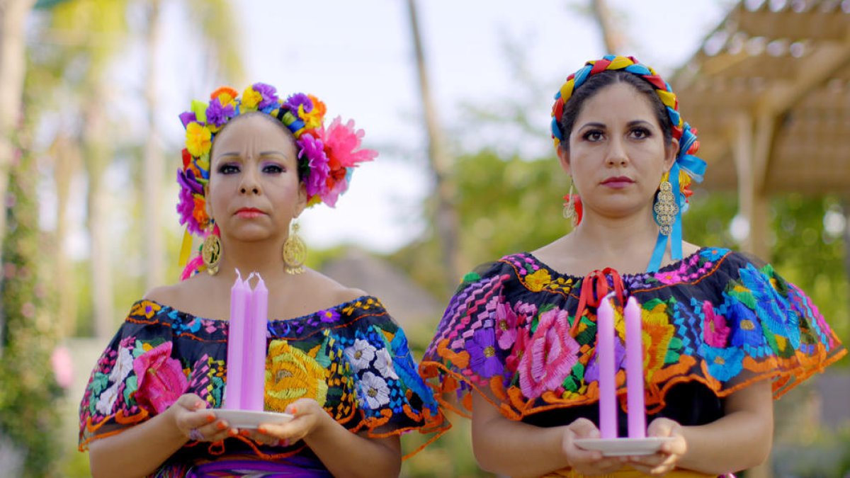 Dos mujeres, cuya indumentaria está inspirada en Frida Kahlo.