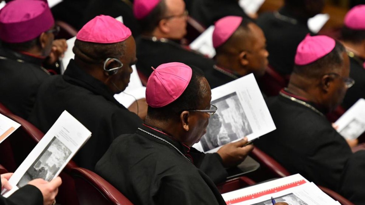 Alguns dels bisbes que van participar ahir en la primera jornada sobre abusos al Vaticà.