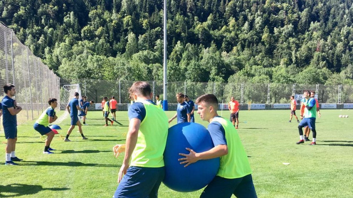 Los jugadores siguieron con su preparación en el campo de Garòs.