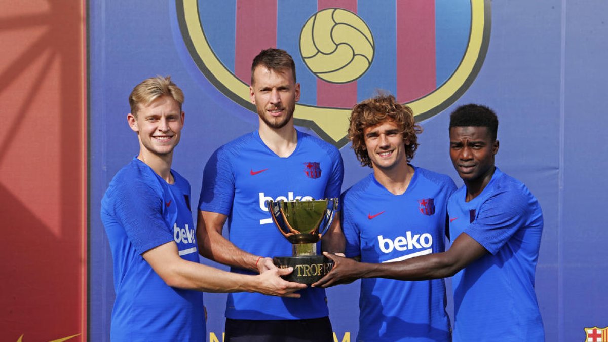 De Jong, Neto, Griezmann y Wagué posan con el trofeo del Joan Gamper, que se disputa esta tarde.