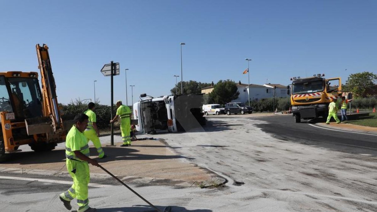 El camión ha volcado a la altura del punto kilométrico 14,5 y ha tirado una gran cantidad de gasóleo.