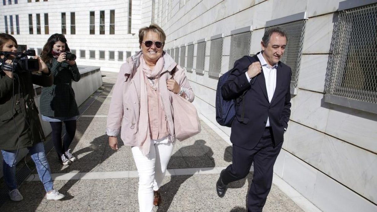 La jefa de Organización de la Diputación de Lleida, Marlen Minguell, llega este lunes a los juzgados.