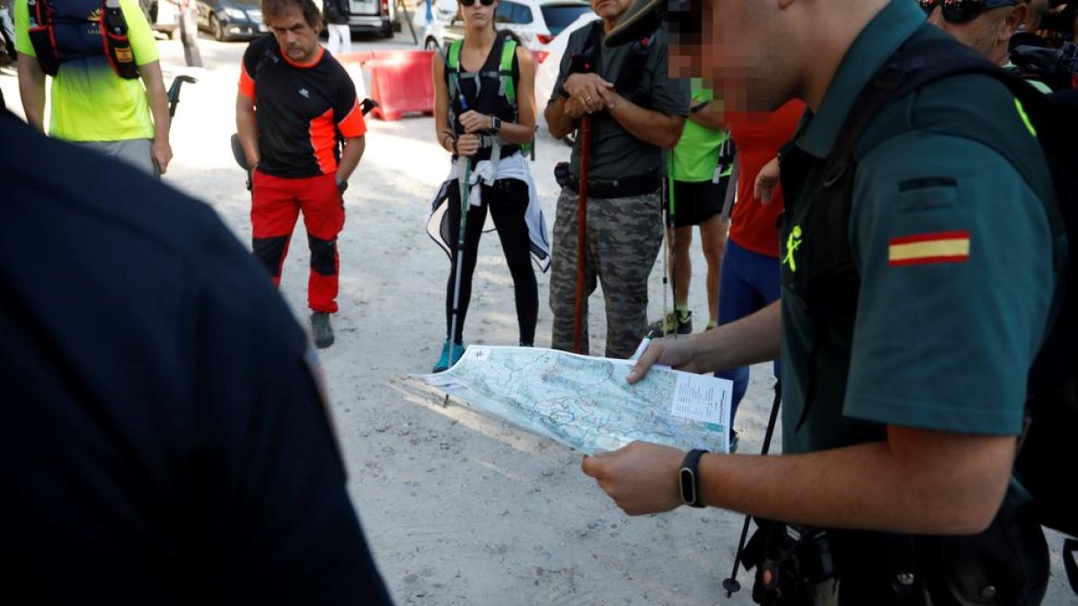 Voluntarios del dispositivo de búsqueda con la Guardia Civil.