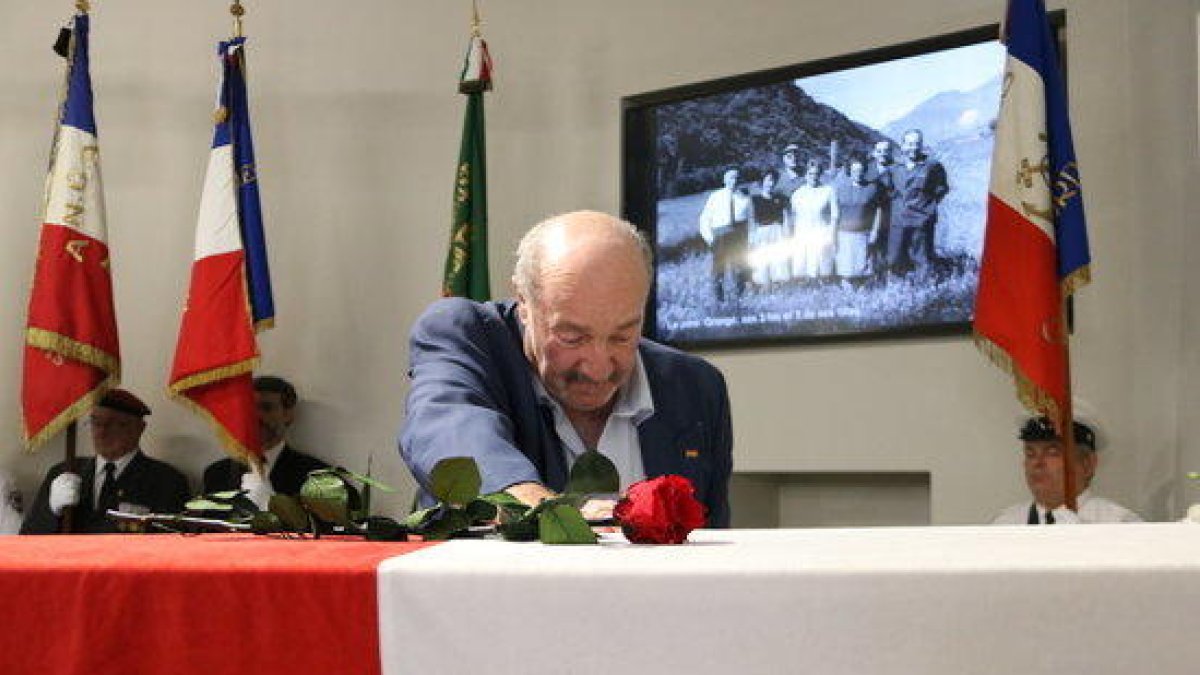 Uno de los asistentes al funeral, delante del féretro.