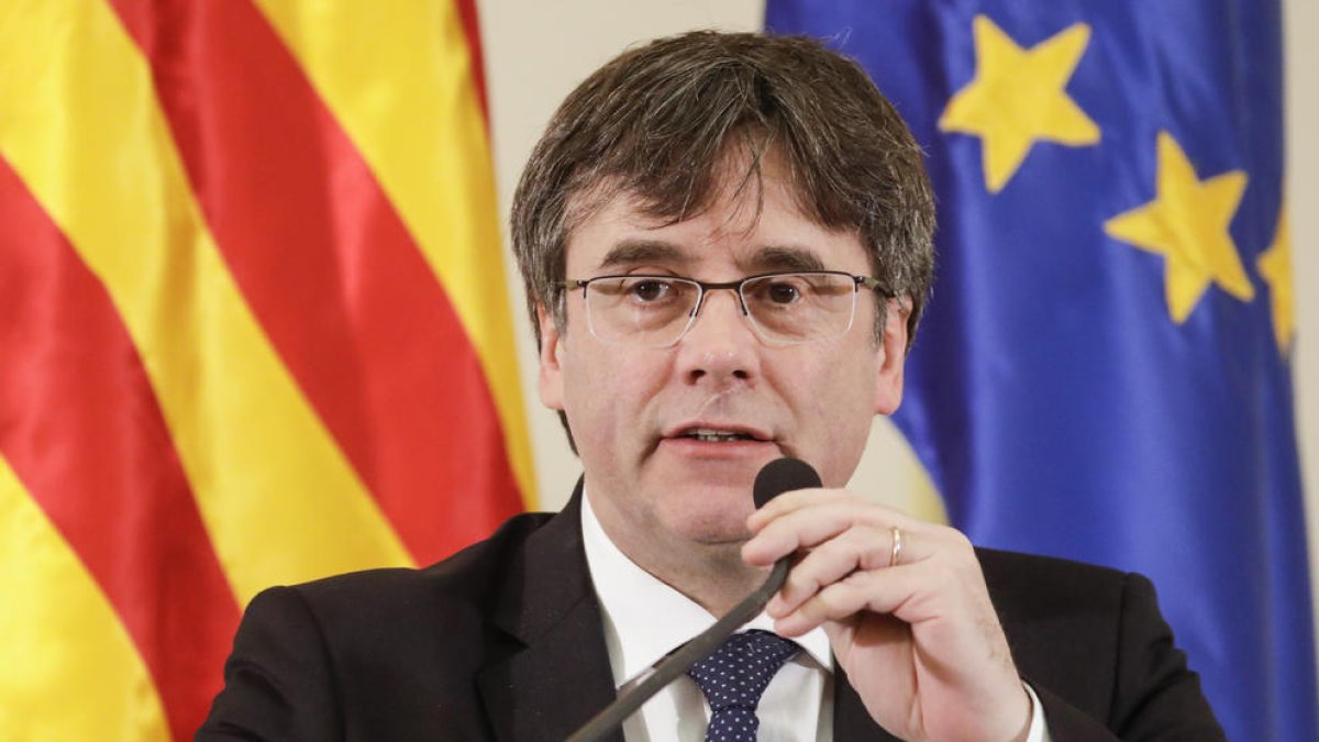 Puigdemont entra en el Parlamento Europeo para asistir a una exposición sobre el catalán