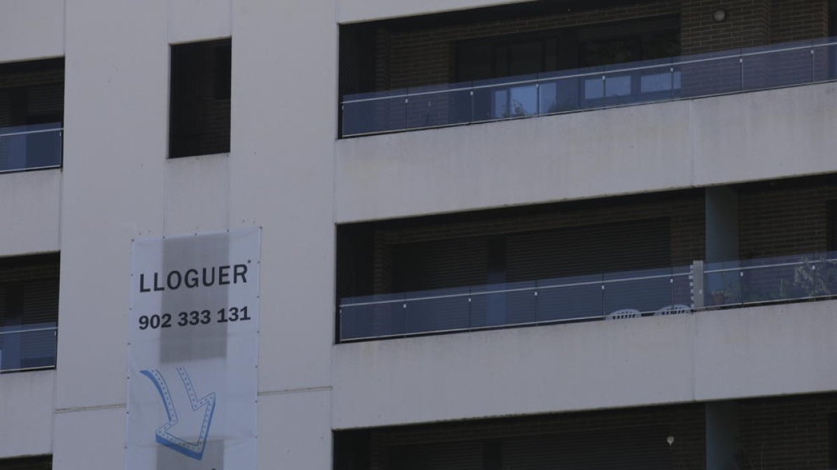 Un edifici de la capital amb diversos habitatges de lloguer.