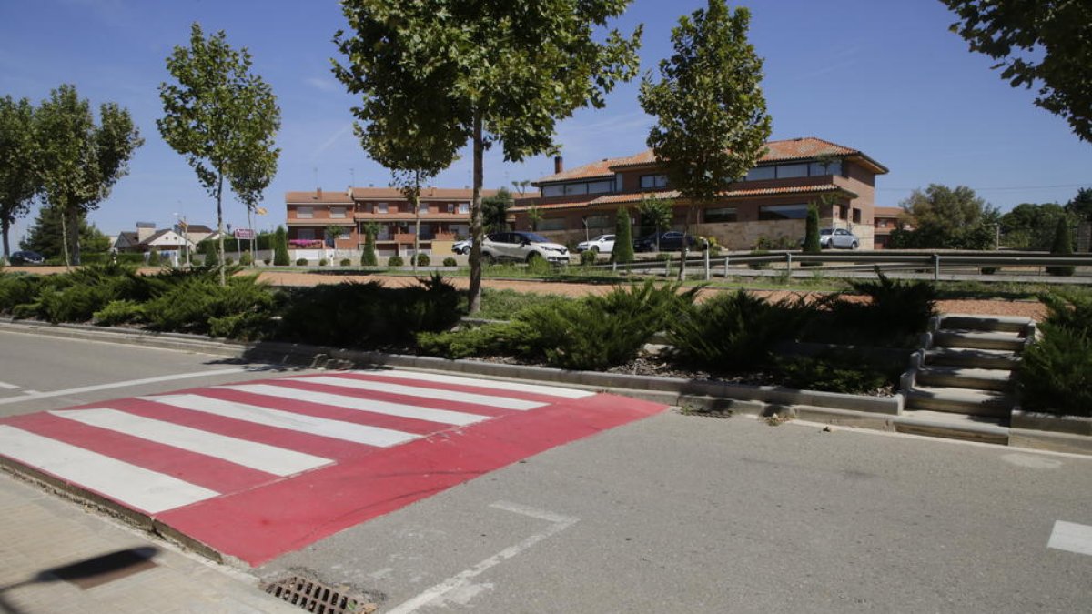 La escalera para acceder al paseo de la avenida Lluís Companys, antes de que lo corrigieran.