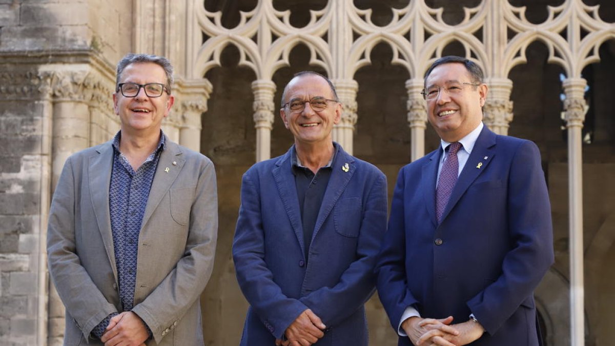 El president de la Diputació, l’alcalde de Lleida i el delegat de la Generalitat, ahir a la Seu Vella.