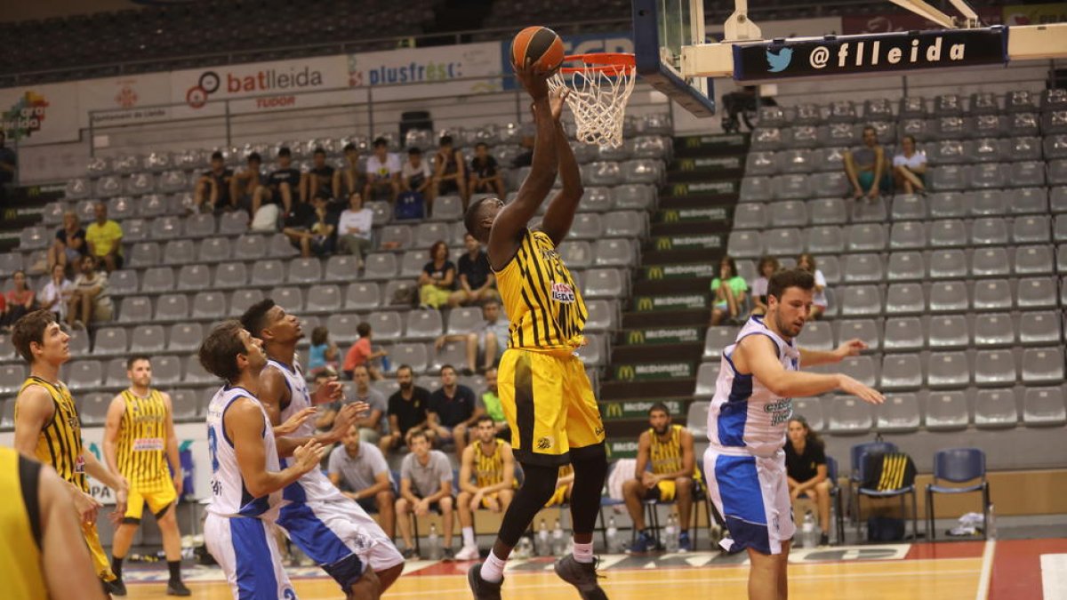 Lamini Dieng entra a cistella en una acció del partit d’ahir al Barris Nord.