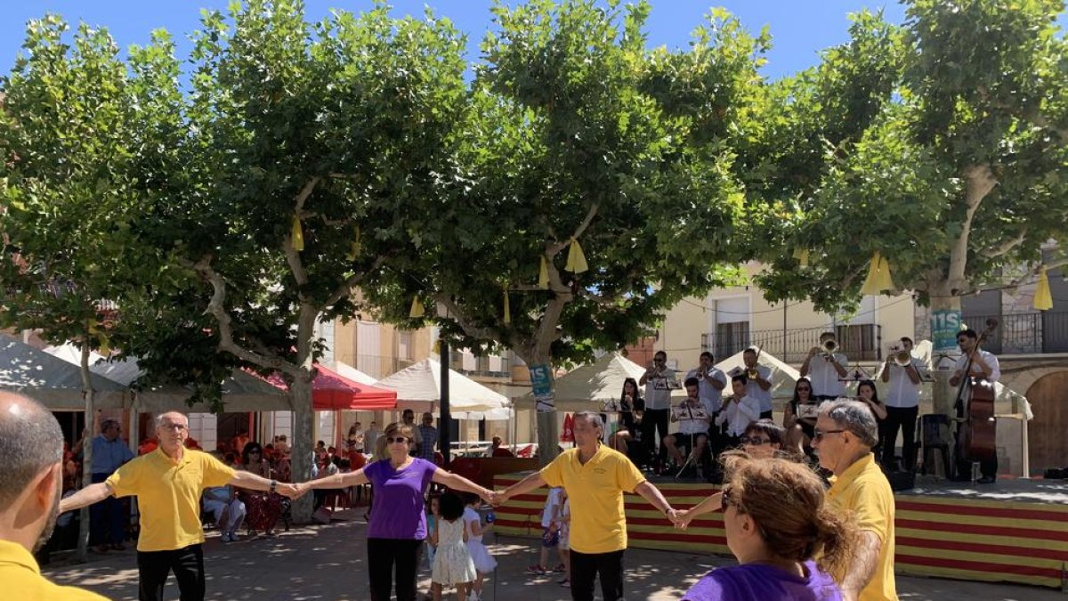 Ball de sardanes a la plaça de Castelldans amb motiu de la seua festa major.