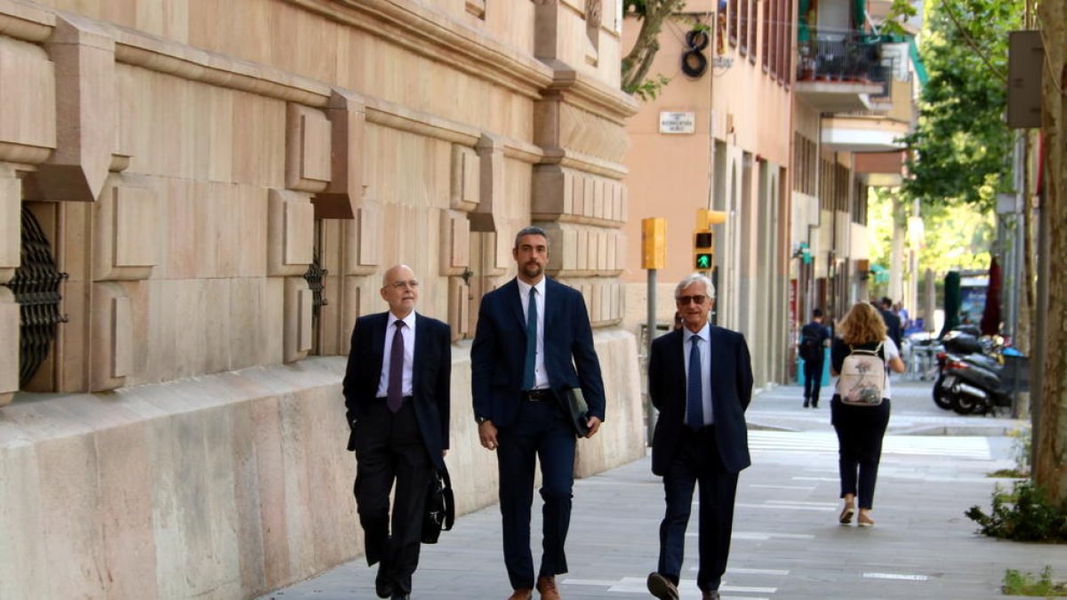 Bernat Solé, al centre de la imatge, a la seua arribada al Tribunal Superior de Justícia de Catalunya.