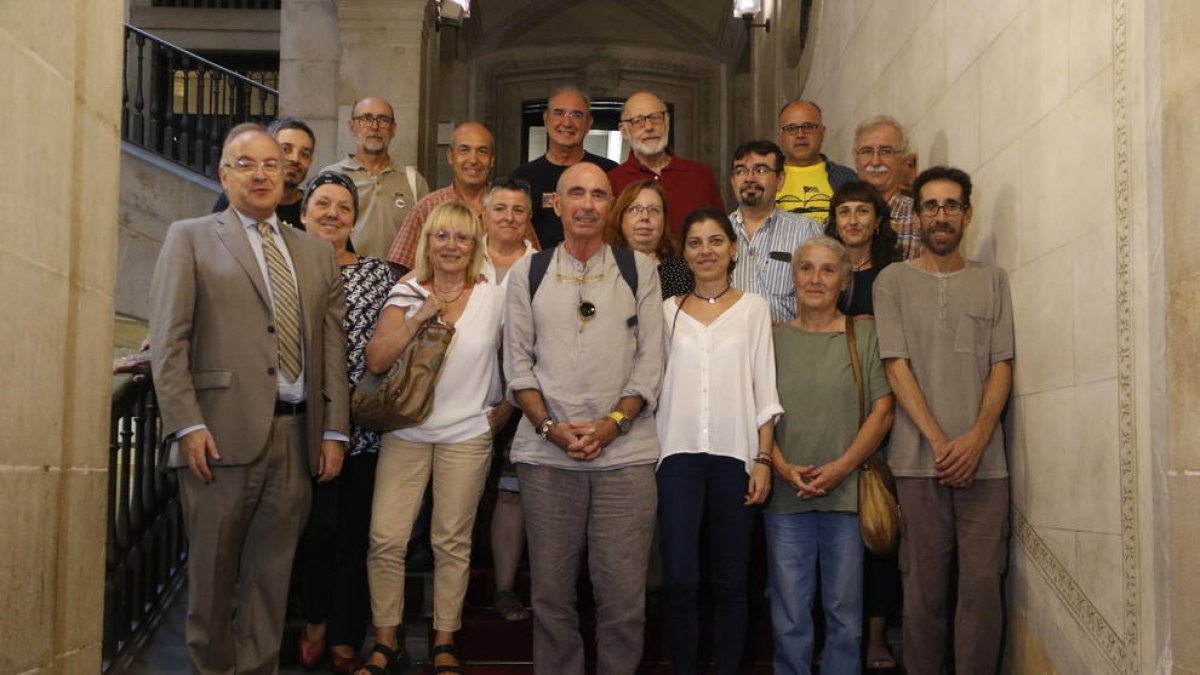 Proceso constituyente  -  Debat Constituent, la iniciativa que busca organizar un debate constituyente en Catalunya, presentó ayer la Coordinadora d’Enteses, con la que pretende asentar su estructura en el territorio y alentar el debate ciudadan ...