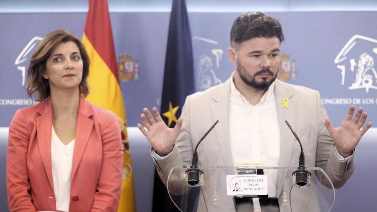 El portaveu d’ERC, Gabriel Rufián, ahir, amb la diputada Carolina Telechea, després de la reunió amb el PSOE.