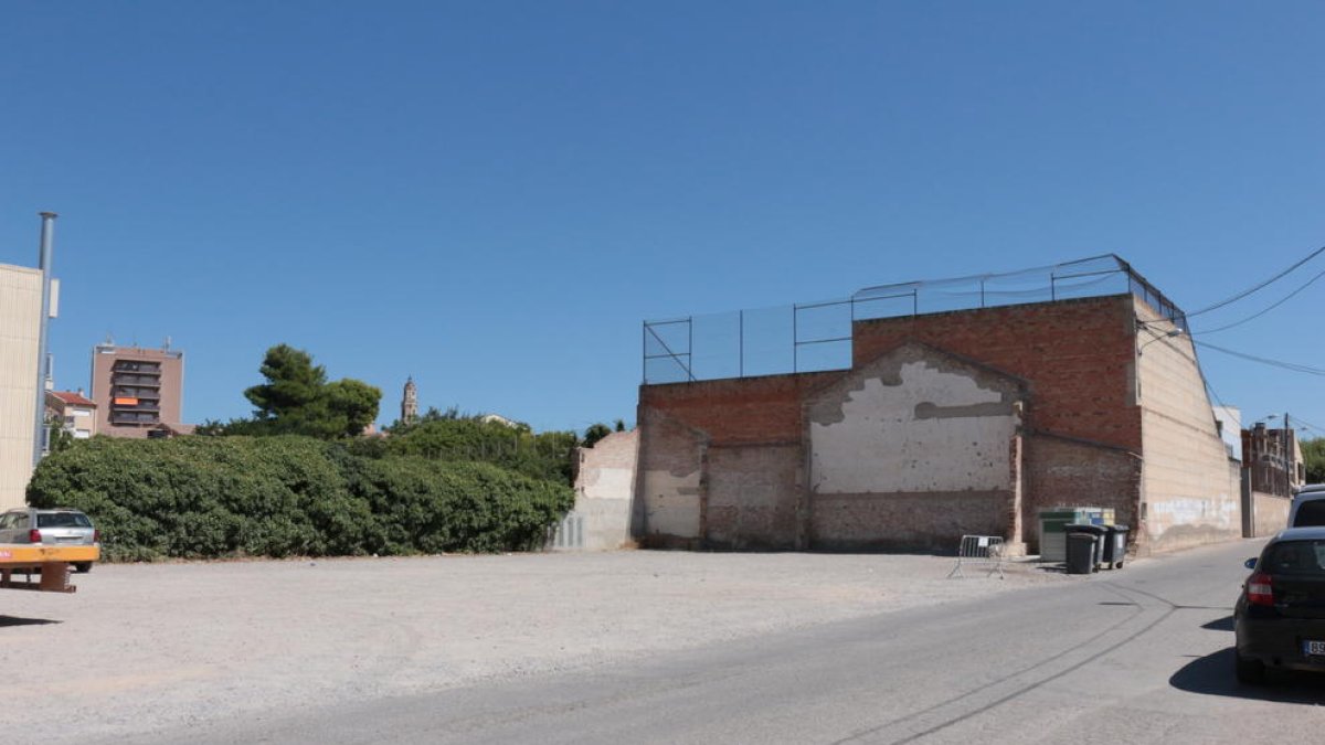 El solar on es construirà el nou teatre municipal.