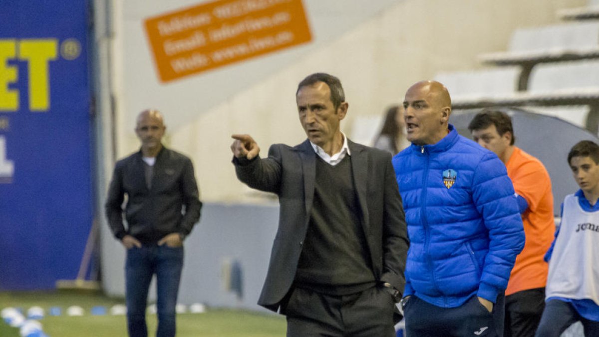 Joan Carles Oliva da instrucciones al equipo durante el partido del domingo ante el Badalona.