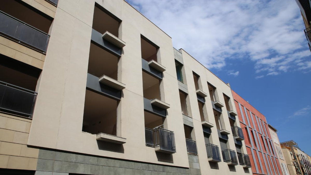 Imatge d’ahir de l’edifici de Sant Martí, amb la majoria dels balcons sense protecció.