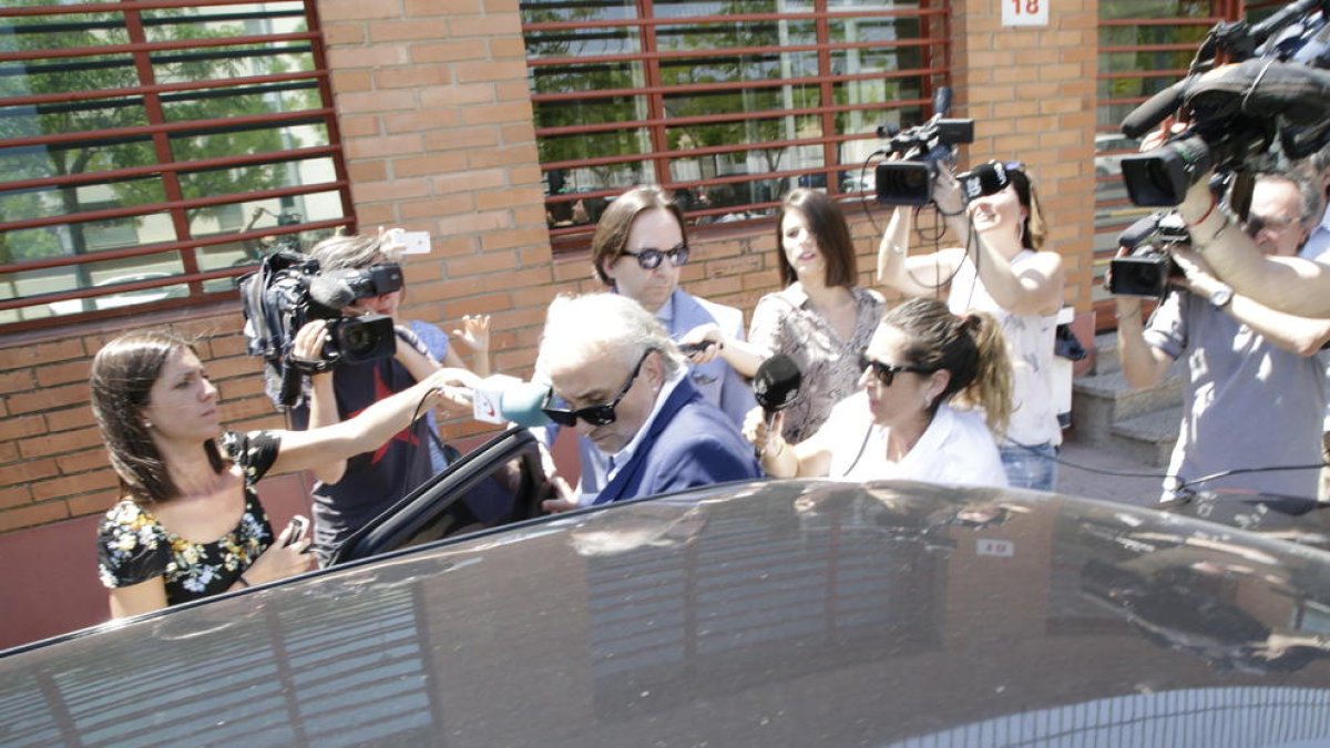 Expectación mediática a la salida de prisión de Fernando Blanco, que abandonó ayer al mediodía el centro Ponent. 