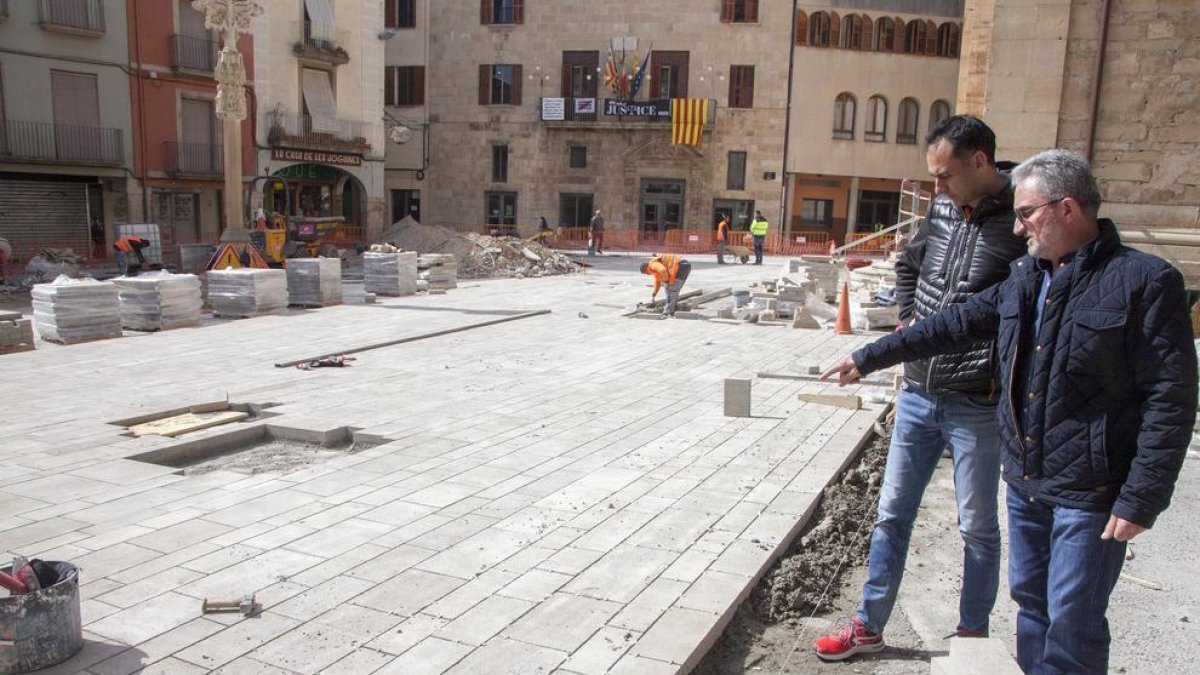La visita de obras a los trabajos para reformar la plaza Major de Tàrrega.